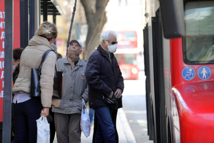 Среде пандемија во неколку линии од скопскиот јавен превоз патниците си дишат во врат