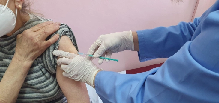 Сите вакцинирани во Србија ќе можат да се ревакцинираат во земјава, освен оние со „Астра Зенека“