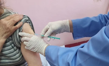Сите вакцинирани во Србија ќе можат да се ревакцинираат во земјава, освен оние со „Астра Зенека“