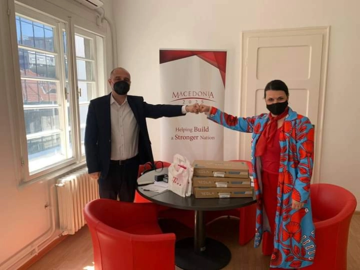 Донација од лаптоп компјутери за социјално-загрозени семејства од Берово