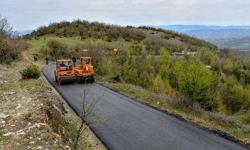 По четири децении целосно е обновен коловозот на патот Радовиш-Плачковица