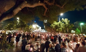 Велигден во Грција прилагоден на пандемијата, Мицотакис и Сакеларопулу оптимисти дека доаѓаат подобри денови
