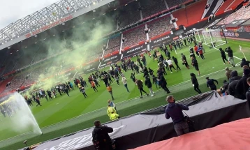 Почетокот на натпреварот Манчестер јунајтед – Ливерпул одложен поради протест на навивачите