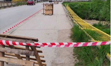 Мост во Тетово остана без дел од оградата, потребна внимателност при движењето
