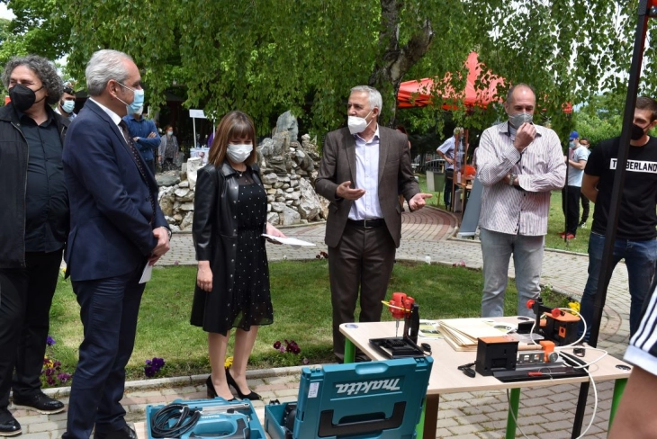 Министерката Царовска во посета на средни училишта во Струмица во рамки на кампањата „Учи паметно, работи стручно“