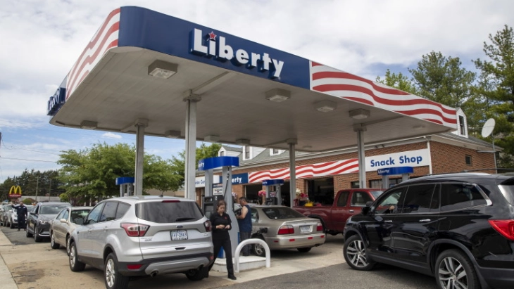 Возачи во паника на бензиските станици во САД откако шести ден не работи „Colonial Pipeline“