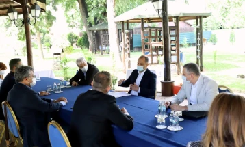 Филипче на средба со поранешни министри за здравство: Се друго освен нов клинички центар е парцијално решение