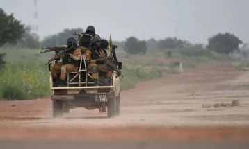 Најмалку 15 луѓе загнинаа при напад на екстремистите во Буркина Фасо