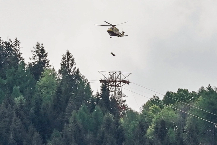 Најмалку 13 луѓе загинаа при уривање на жичарница во Италија (ДПЛ)