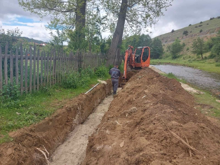 Продолжува изградбата на колектор за фекална канализација во беровското село Будинарци