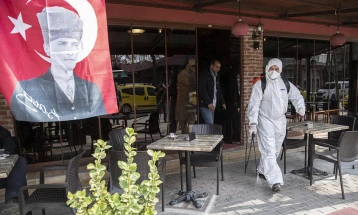 Делумно укинати антиковид мерките во Турција