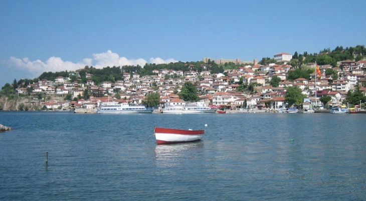 Механизација на плажите кај Охрид, угостителите бараат итна седница на Советот на Општината