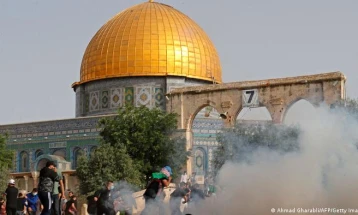 Девет Палестинци повредени, десет уапсени во судир со полицијата во Ерусалим