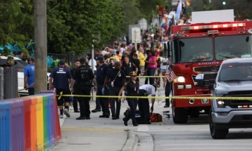 Едно лице загина кога комбе влета меѓу учесниците на ЛГБТ парада на Флорида