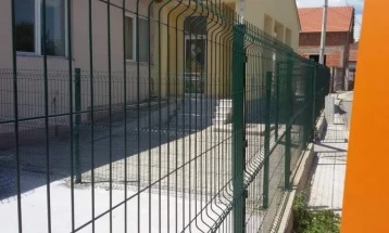 Бетониран и ограден дворот на подрачното училиште во Прдејци