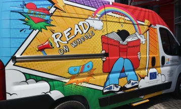 Мобилната библиотека „READ on wheels“ ќе ја почне својата турнеја во Теарце