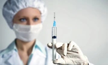Британски научници потврдуваат дека вакцинацијата ја ослабела врската меѓу заразата и смртноста од Ковид-19