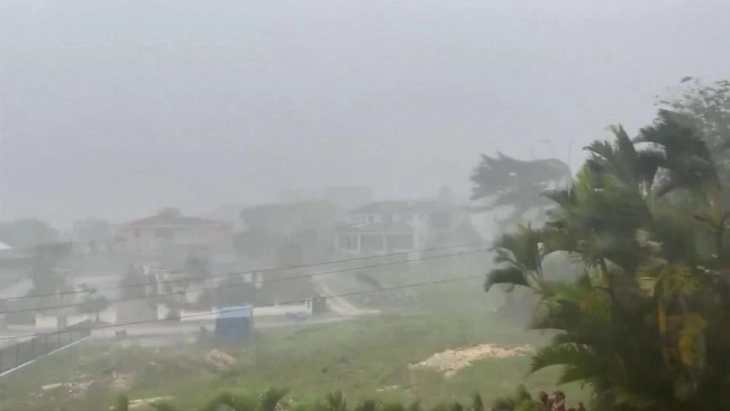 Ураганот Елса ги погоди Карибите и се движи кон Хаити