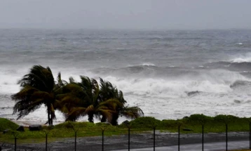 Во Куба евакуирани 70.000 луѓе поради тропската бура Елса