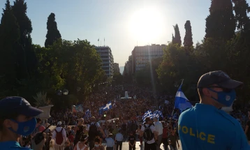 Протест во Атина против вакцините и задолжителната вакцинација, навреди и слогани кон новинарите