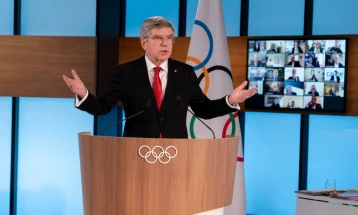 Бах бара од јапонскиот премиер да им дозволи на гледачите да влезат на Олимпијадата доколку се подобри состојбата со коронавирусот