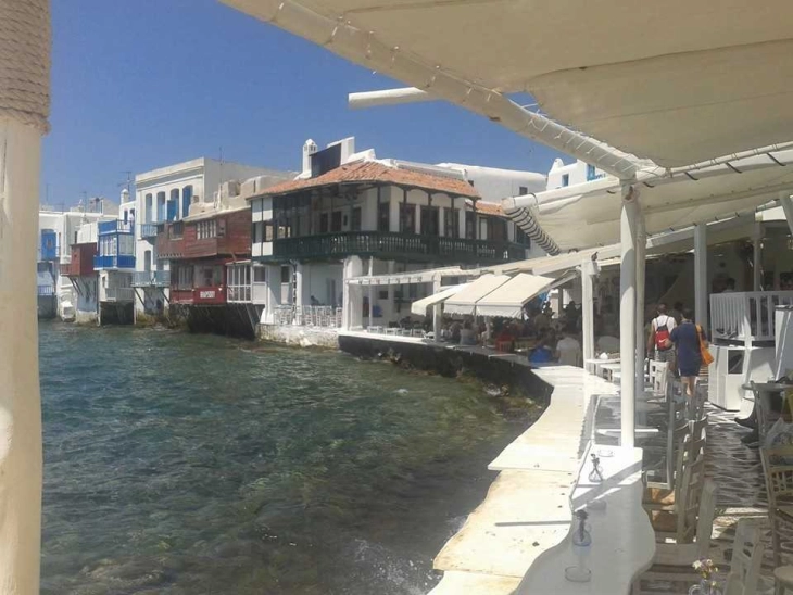 Полициски час и забрана за музика на грчкиот остров Миконос