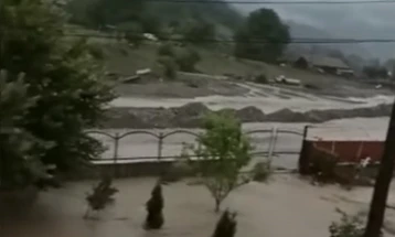 Најмалку еден човек загина во поплавите во североисточна Романија