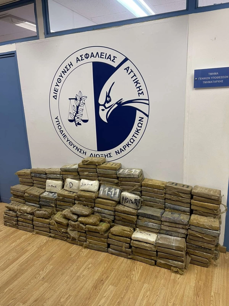 Во контејнер од Гватемала со вреќи за кафе на атинското пристаниште откриени над 350 килограми кокаин