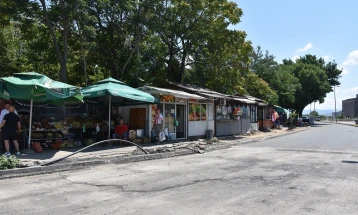Дислокација на зелениот пазар и бараките кај Автобуската станица во Кочани