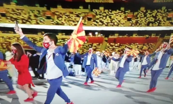 Македонската делегација продефилира на отворањето на Игрите во Токио