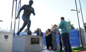 Во Приштина откриен споменик на косовската фудбалска легенда Фадиљ Вокри