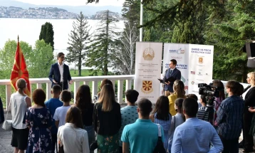 Претседателот Пендаровски ги додели сертификатите на учесниците на „Охрид камп за високо-технолошка извонредност“