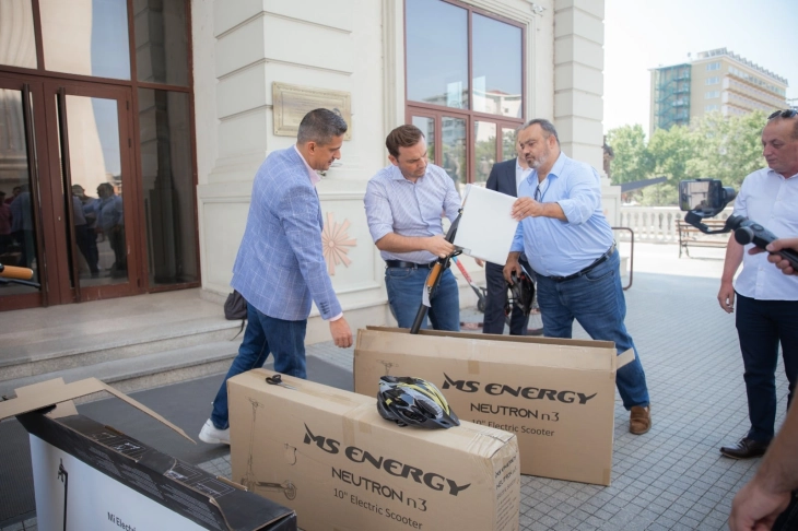 Османи: Зелена дипломатија – новото нормално, вработените во МНР ќе користат електрични тротинети