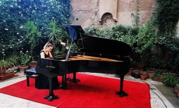 Младата пијанистка Ангела Николовска одржа солистички пијано концерт во Рим