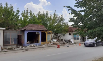 Отстранети времените објекти пред општинската зграда во Кичево 