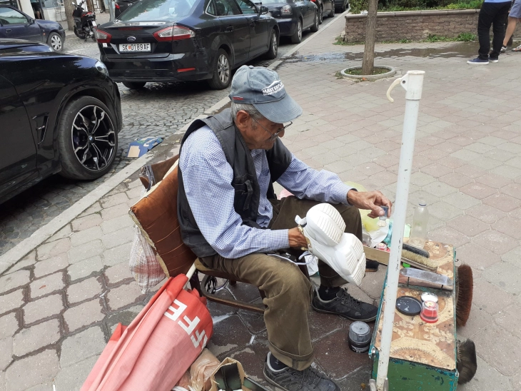 Печалбарите ги живнаа и уличните чистачи на чевли  