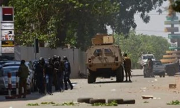 Најмалку 12 војници загинаа при напад на милитантите во Буркина Фасо