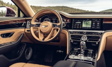 Заради безбедност, возачката врата се отвора со десната рака