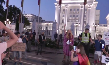Протест пред Владата против ковид-мерките