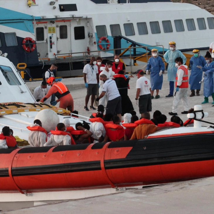 Стотици мигранти пристигнаа на италијанскиот остров Лампедуза