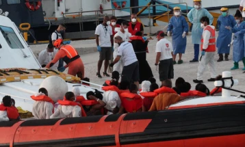 Стотици мигранти пристигнаа на италијанскиот остров Лампедуза