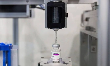На Тајланд направен робот што од шише на Астра Зенека може да извлече 12 дози вакцини