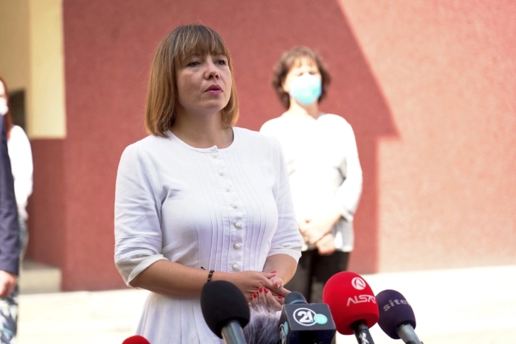 Царовска: Комисијата за заразни болести го разгледува барањето на Тетово за онлајн настава