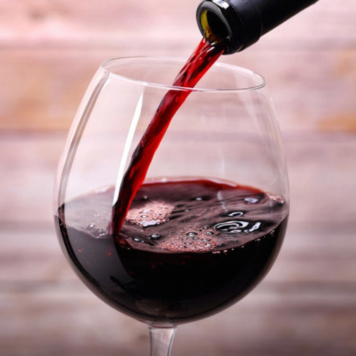 Чашка црвено вино го ублажува пост-ковид синдромот