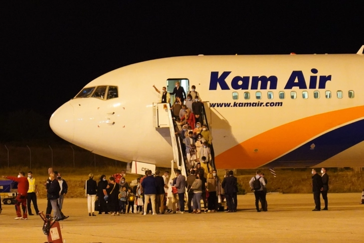 На аеродромот во Скопје пристигна првата група граѓани од Авганистан