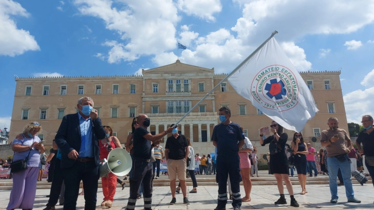 Протест во Атина против задолжителната вакцинација на здравствените работници (Фото)