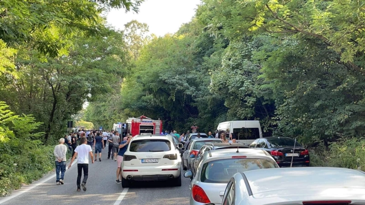 Четири лица, кои се здобиле со потешки повреди во сообраќајната несреќа на патот Гостивар-Кичево, се пренесени во Скопје