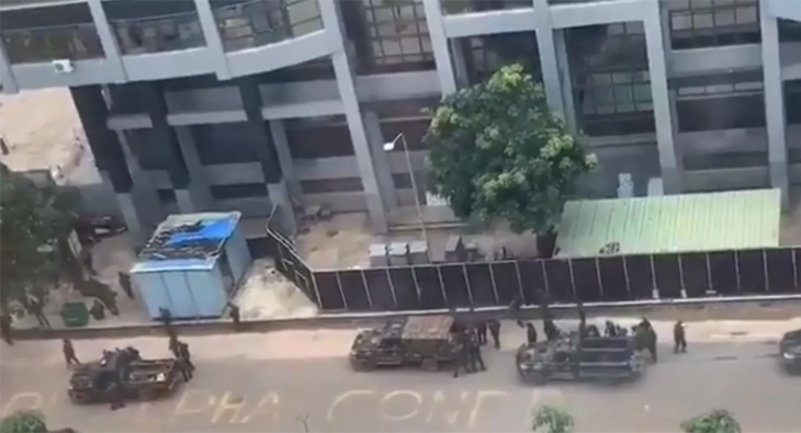 Војници патролираат во центарот на Конакри