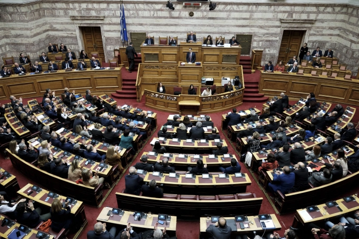 Невакцинирани само петмина грчки пратеници