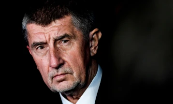Синот на чешкиот премиер најави тужба против својот татко